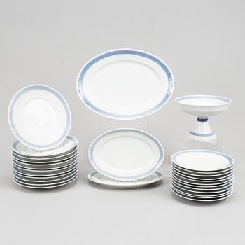 A Royal Copenhagen porcelain service "Blå vifte" by Arnold Krog, 28 pcs, Denmark.