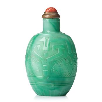 586. A snuff bottle with stopper, Qing dynasty, 19th Century.