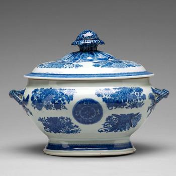 948. A blue and white Fitz-Hugh tureen with cover, Qing dynasty, about 1800.