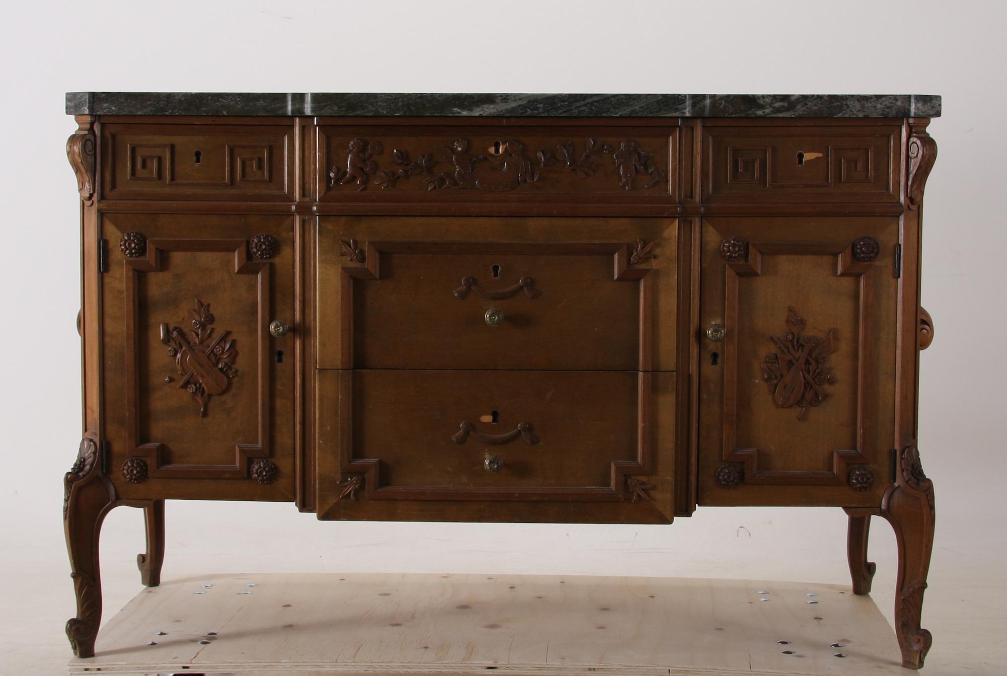 BYRÅ, gustaviansk stil, 1900-talets första hälft.