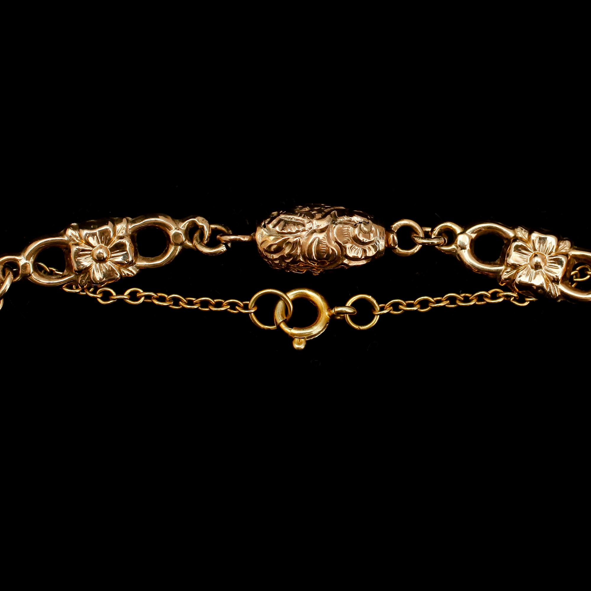 COLLIER, 18 k guld och koraller, sent 1800-tal.  Vikt med koraller ca 12 g.