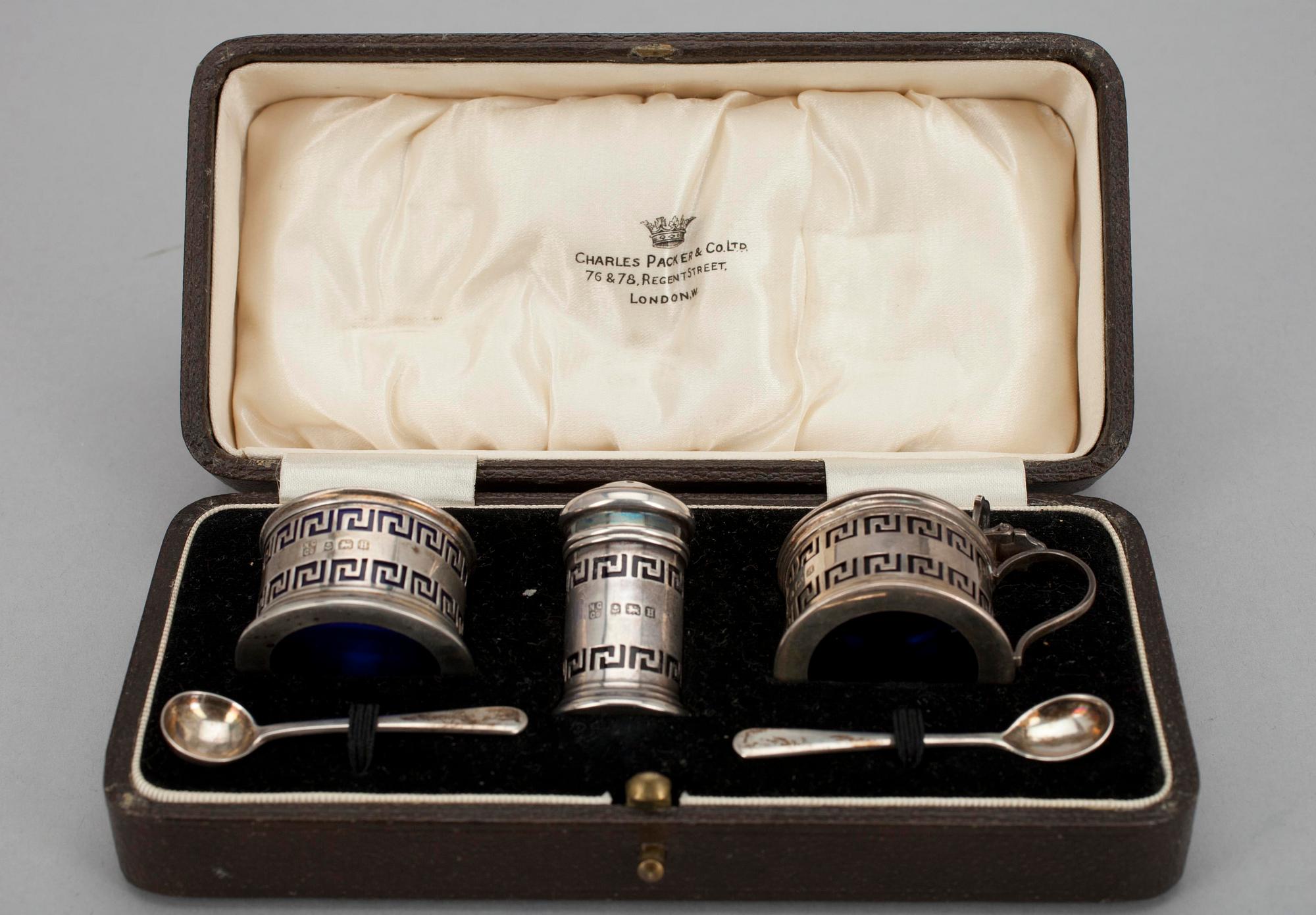 SALTKAR och PEPPARSTRÖARE samt SENAPSBURK i etui, silver, Birmingham, England 1931-32. Silvervikt tot. ca 30,5.