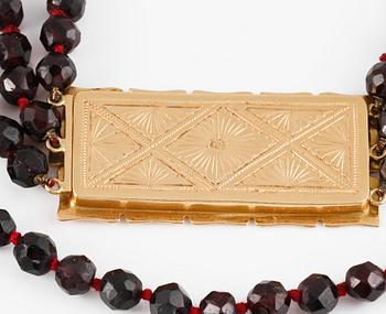 COLLIER, 18K guld med fasettslipade granater, Piacenza, Italien.