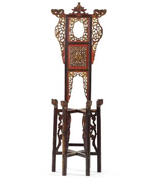 935. A Chinese lacquered and gilt wood stand for a basin, late Qing dynasty, 19th century.