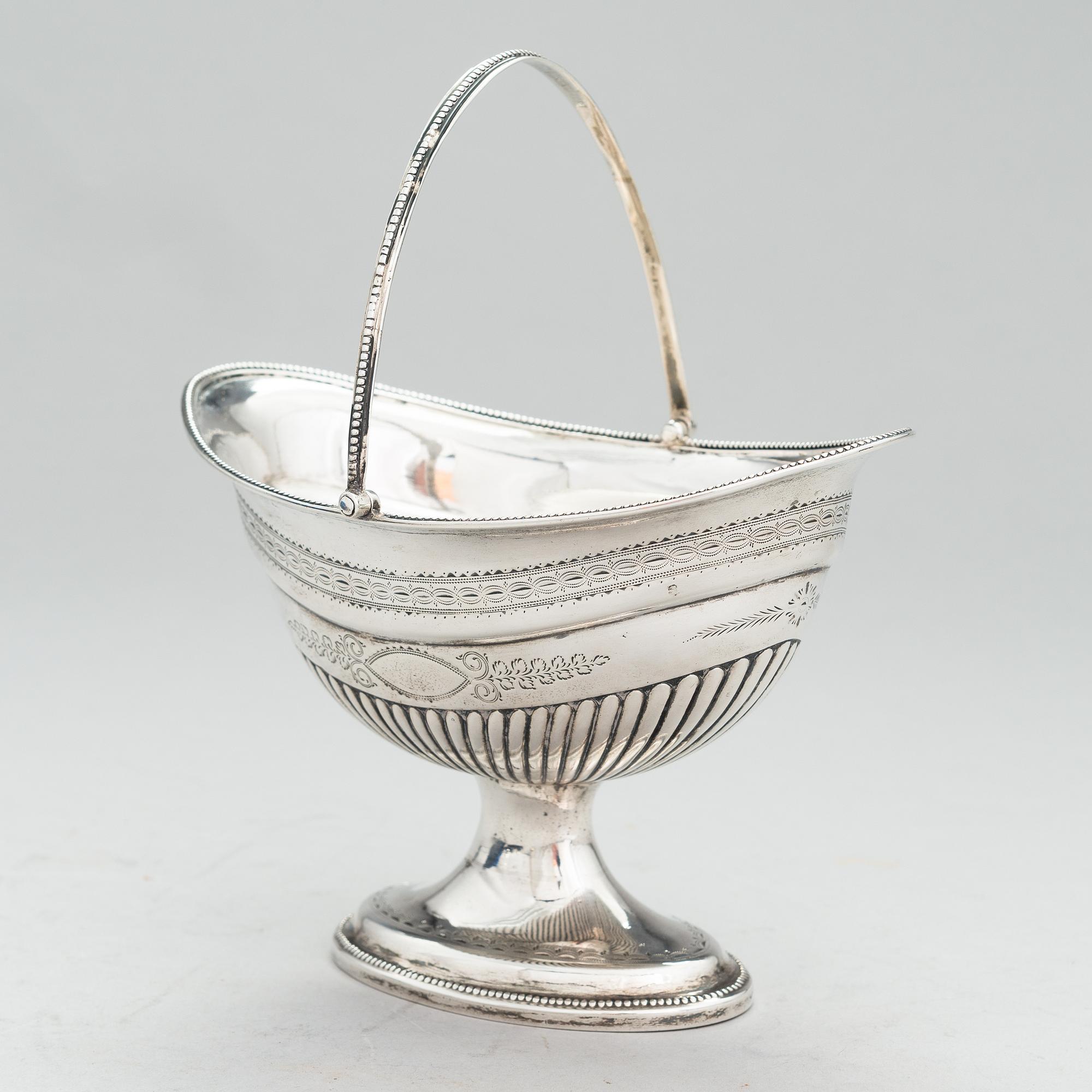 WILLIAM BOND, A late 18th-century footed silver bowl, mark of William Bond, Dublin 1791.
