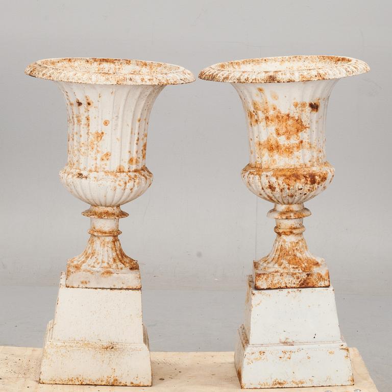 TRÄDGÅRDSURNOR, ett par. Gjutjärn, 1900-tal.