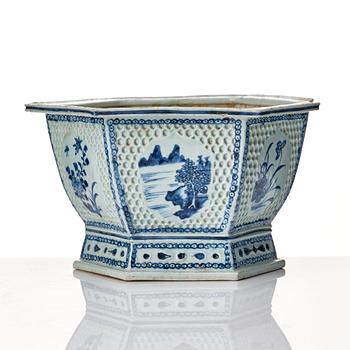 A blue and white flower pot, Qing dynasty, 19th Century.