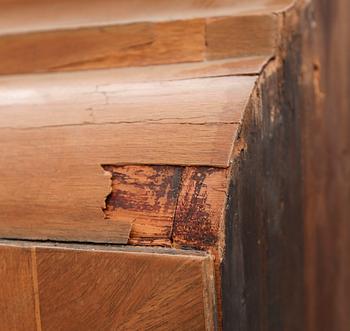 SKÅP PÅ BENSTÄLLNING, delvis rokoko, Sydeuropa, 1700-/1900-tal.