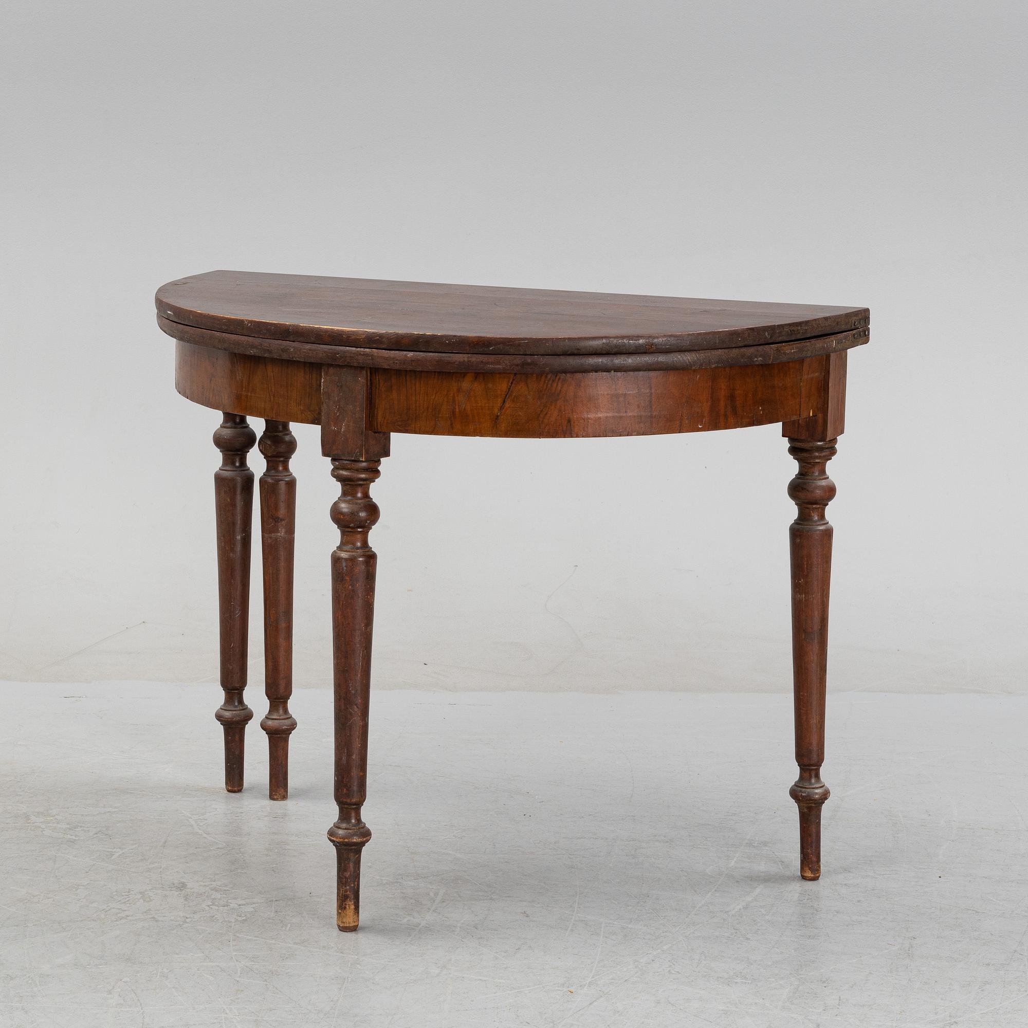 Bord, så kallat halvmånebord, 1800-talets andra hälft.