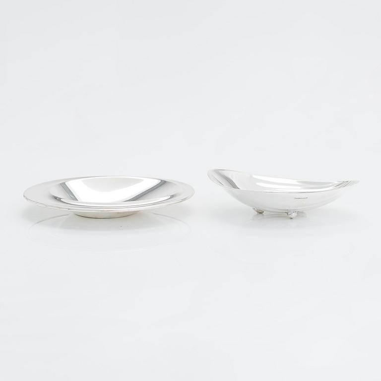 Tapio Wirkkala, skål och fat, silver, Hopeatehdas, Helsingfors 1957 och Kultakeskus, Tavastehus 1963.