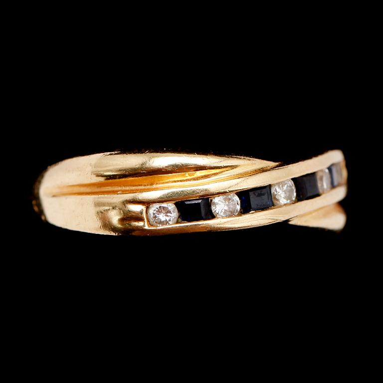 RING, 18 k guld, med 5 små briljanter och 4 safirer. Vikt ca 3 g.