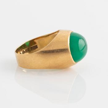Ring, 18K gold with cabochon-cut green agate.