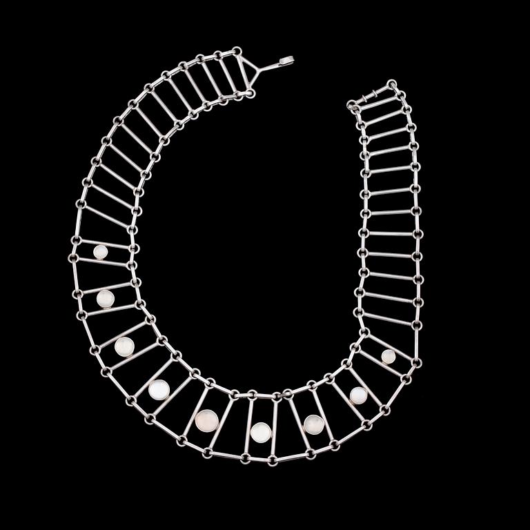 COLLIER MED ÖRHÄNGEN, ett par, silver och cabochonslipade månstenar. Sparr, Göteborg, 1956. Tot vikt 101,1g.