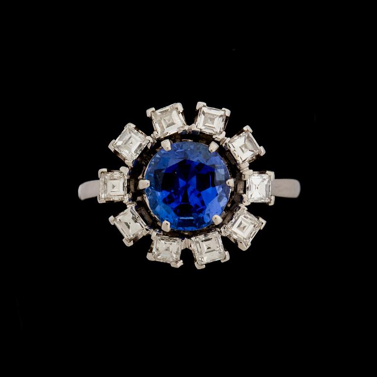 RING, 18 k vitguld med safir samt diamanter. Vikt ca 9 g.