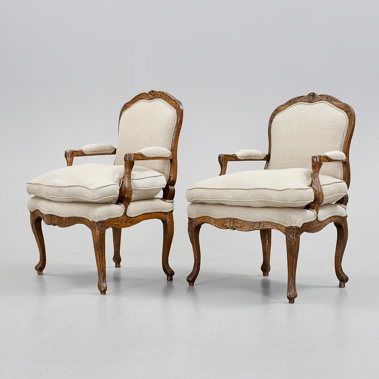 KARMSTOLAR, ett par, snarlika, Louis XV, 1700-talets andra hälft.
