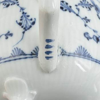 Gräddanna med lock, porslin, "Musselmalet", Royal Copenhagen, sent 1700-tal.