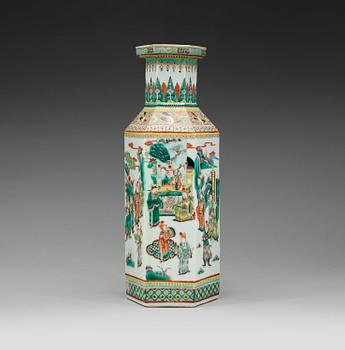 A famille verte vase, Qing dynastin 19th century. With four characters.