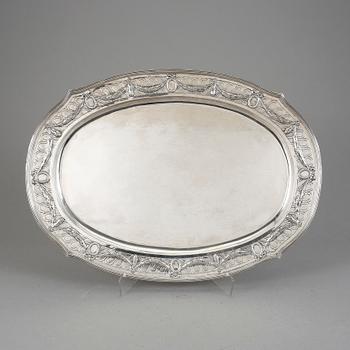 BRICKA, silver, fantasistämplar, Louis XVI-stil, 1900-talets första hälft. Vikt ca 1490 gram.