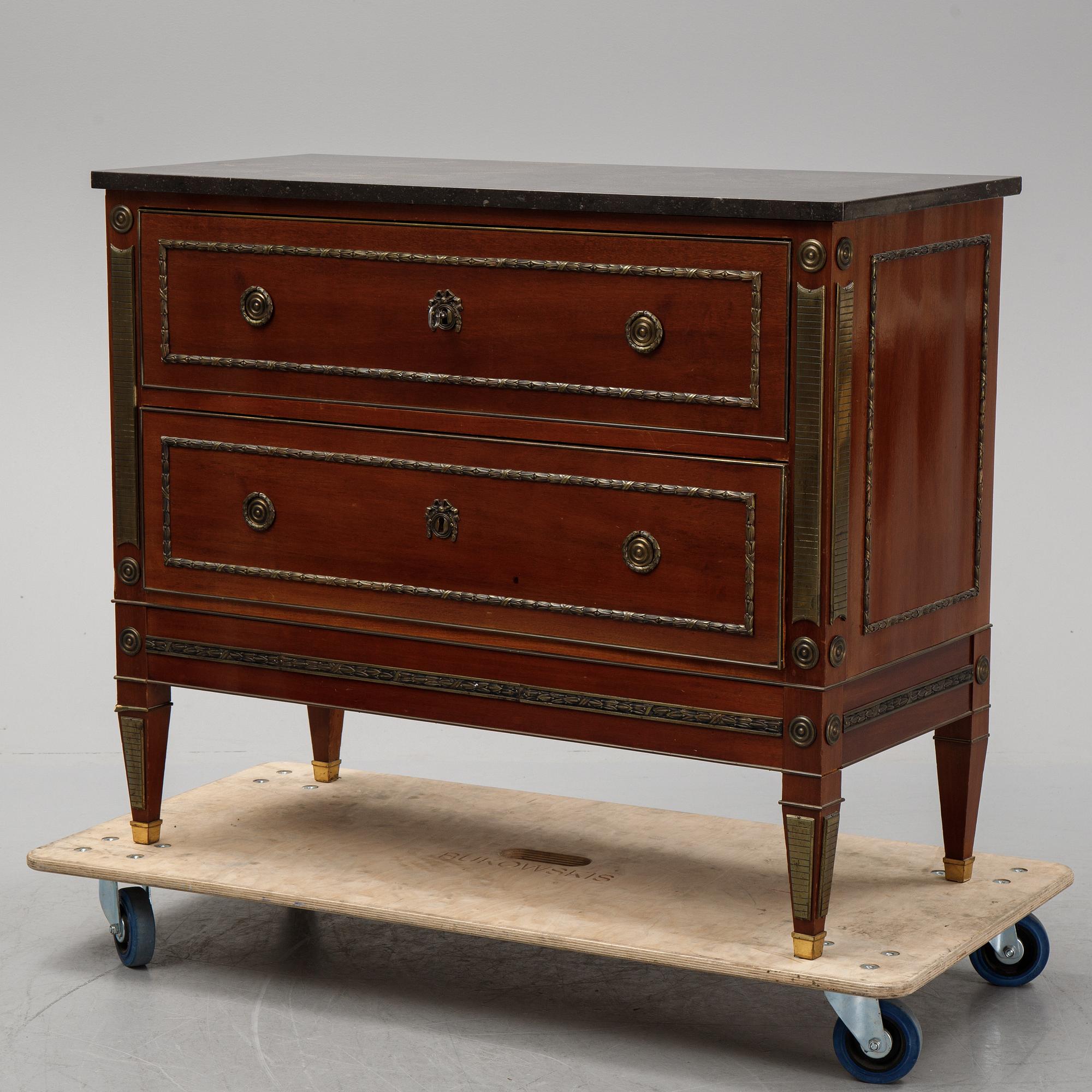 A gustavian style chest of drawers. First half of the 20th century.