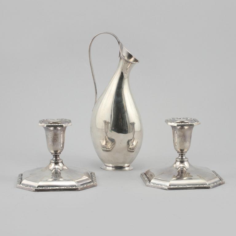 LJUSSTAKAR, ett par, samt VAS, silver, Norge respektive Danmark, 1900-tal.