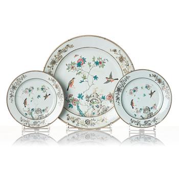 A large Chinese famille rose grisaille dish and a pair of plates, Qing dynasty, Yongzheng (1723-35).