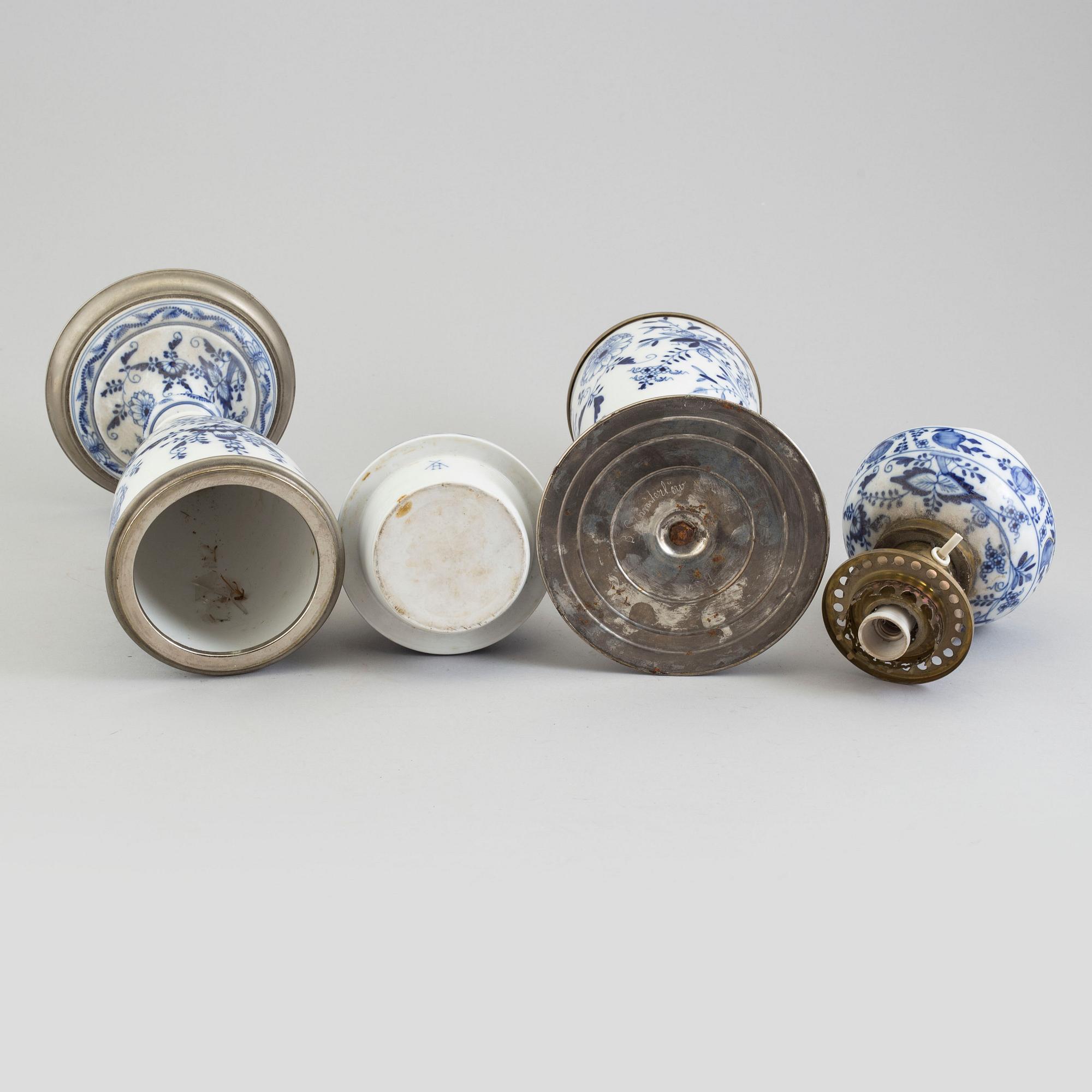 BORDSLAMPOR, ett par, porslin, möjligen Dresden, 1900-talets början.