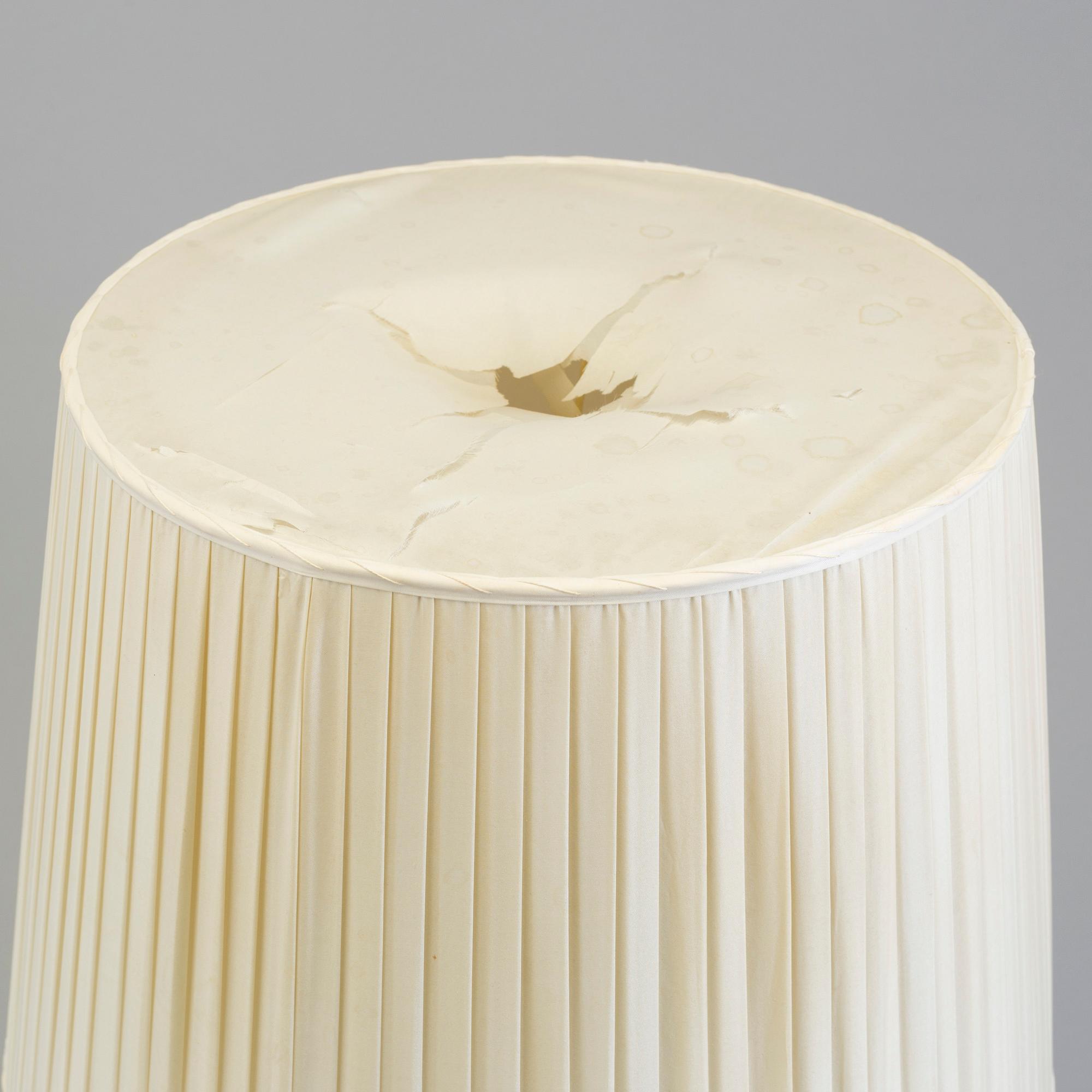 A Chinese Export porcelain jar converted to a table lamp decorated in famille rose. Qing dynasty, 19th century.