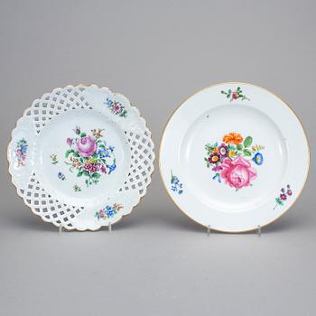 TALLRIKAR, 2 stycken, porslin, Meissen, 1700-1800-tal.