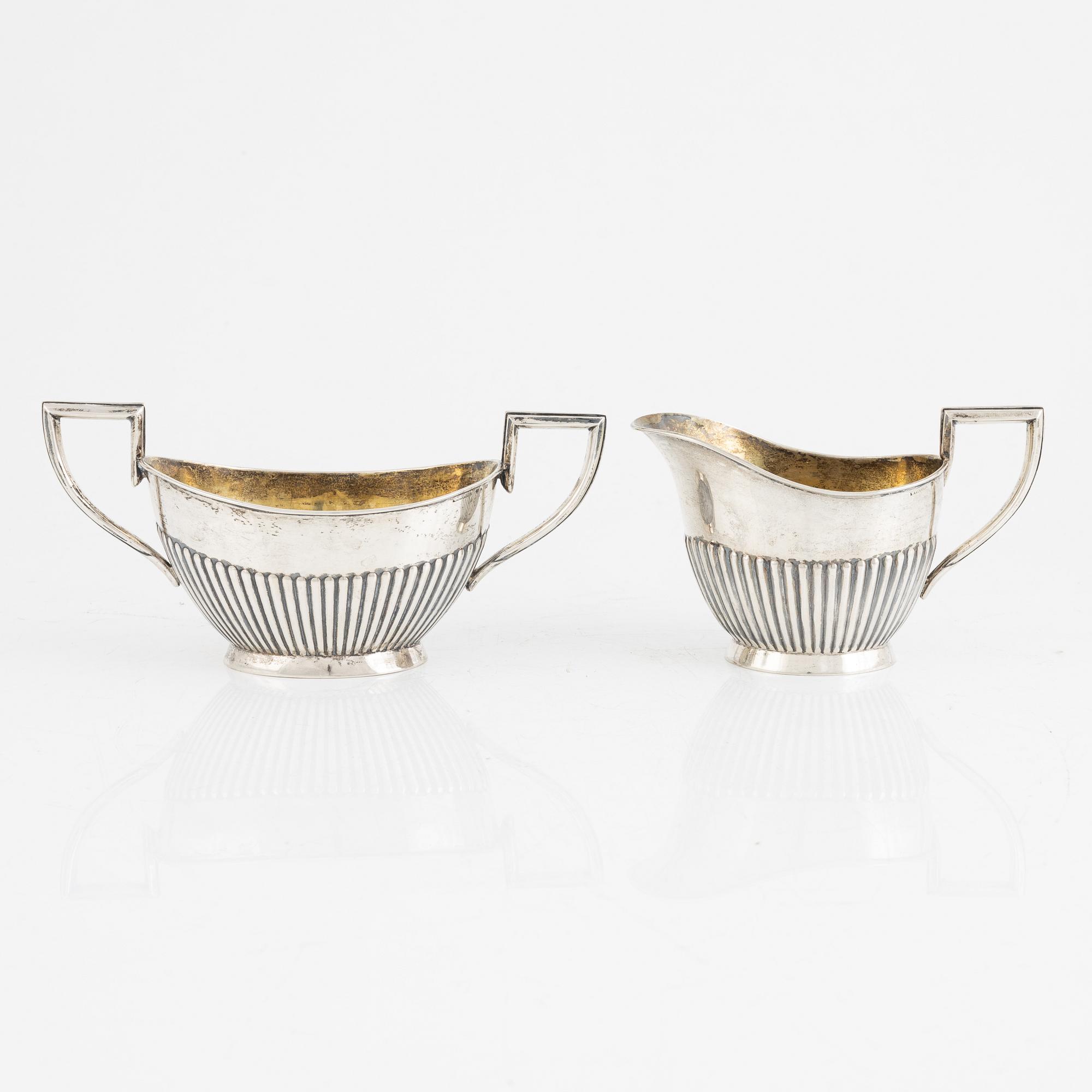 K Anderson, sockerskål och gräddkanna, 2 delar, silver, Stockholm 1908. Gustaviansk stil.
