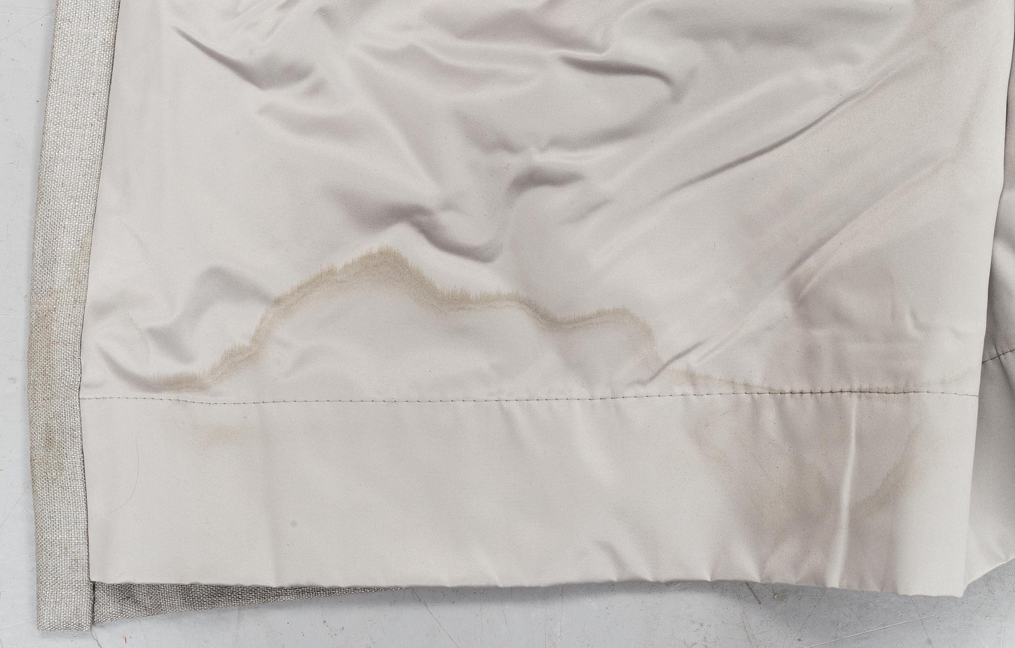 A pair of velvet curatins, 21st Century. Measurement 260x326 cm.