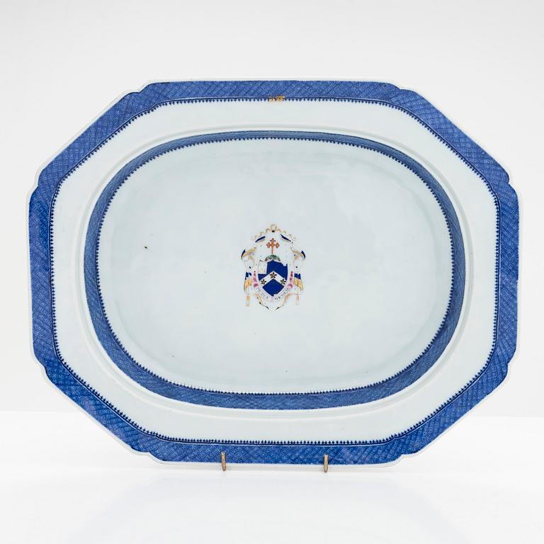 A family crest decorated export porcelain dish, China, Jiaqing (1795-1820).