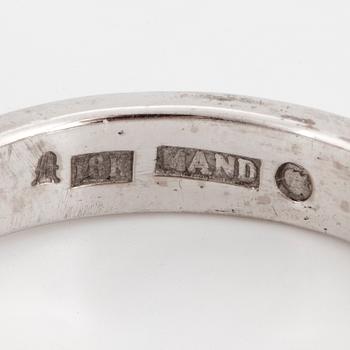 RING, med baguettslipad diamant.