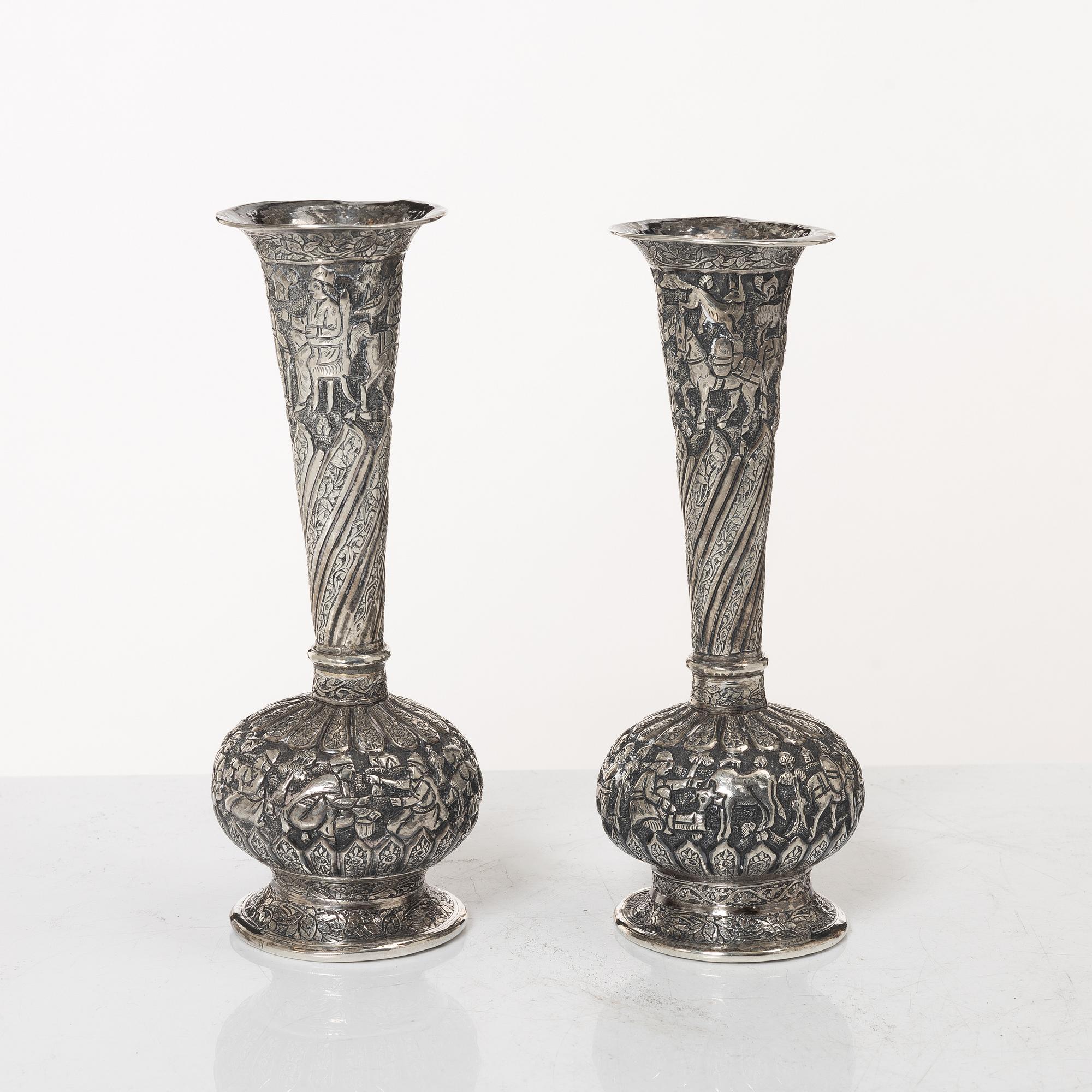 Vaser, ett par, silver, Persiska, omkring 1900.