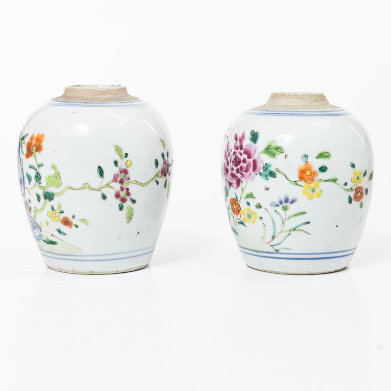 Bojaner/tedosor, två stycken, porslin. Qingdynastin, Qianlong (1736-95).