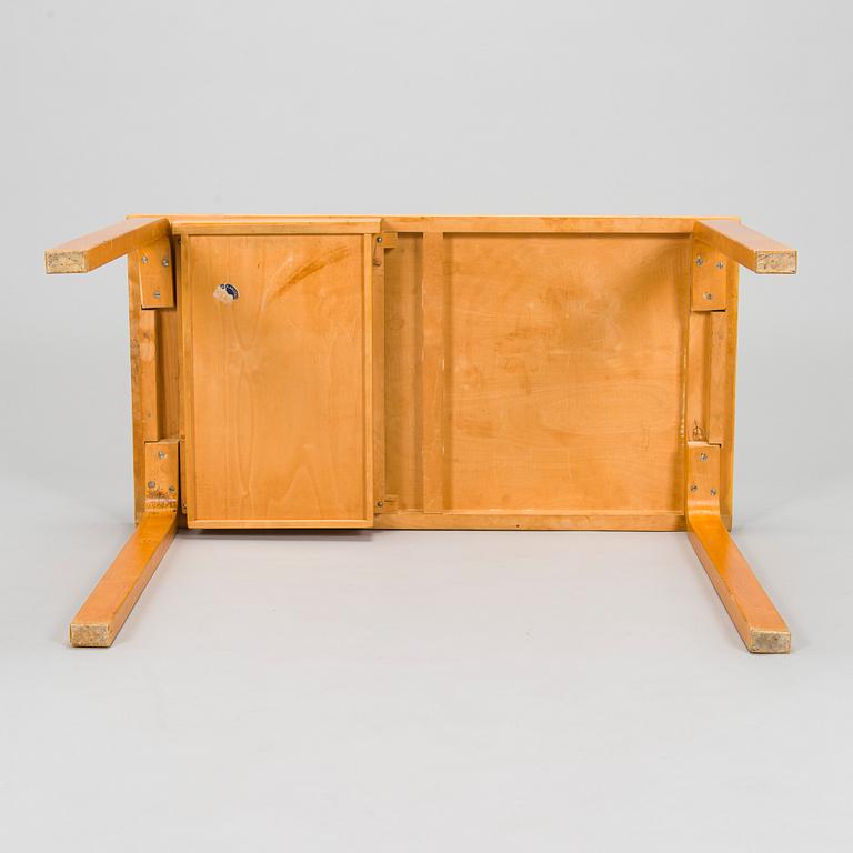 Alvar Aalto, skrivbord, "K81" för O.Y. Huonekalu-ja Rakennustyötehdas A.B. 1900-talets mitt.