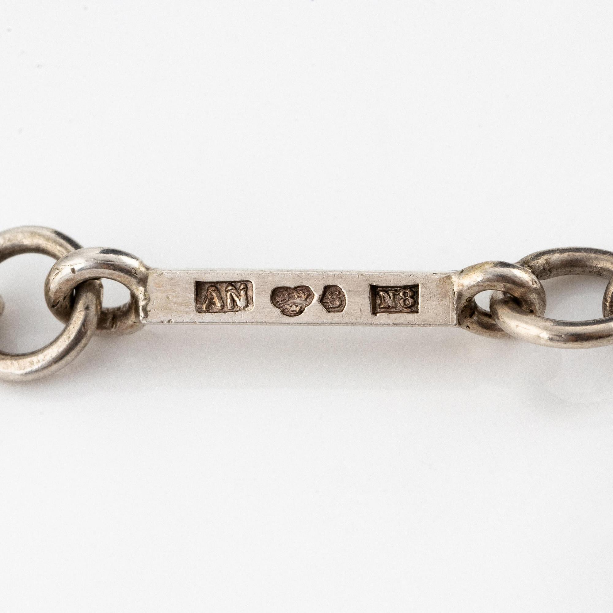 Wiwen Nilsson, hänge, silver med bergkristall och onyx, i form av ett kors, Lund 1939.