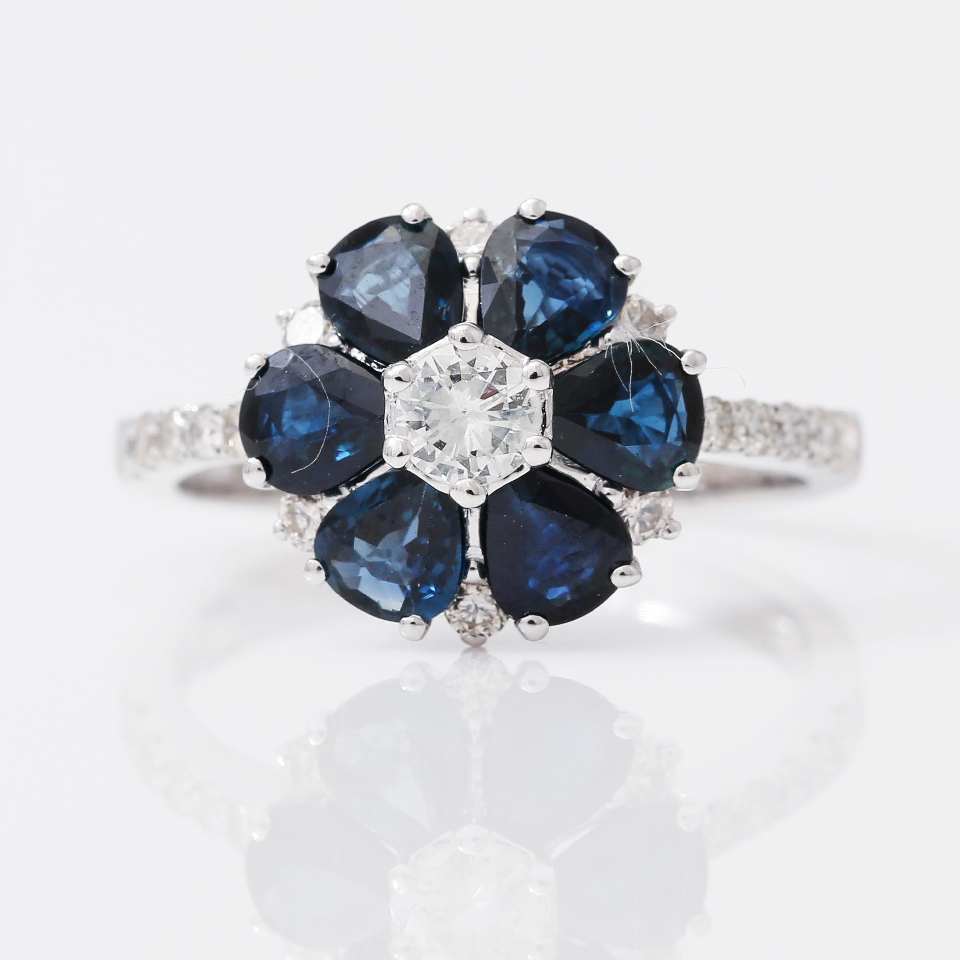 RING, blå safirer totalt ca 1,80 ct, diamanter totalt ca 0,44 ct.