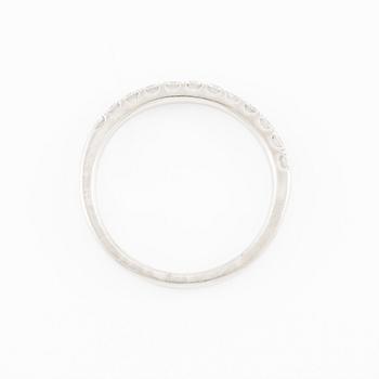 Ring, alliansring, platina med briljantslipade diamanter.