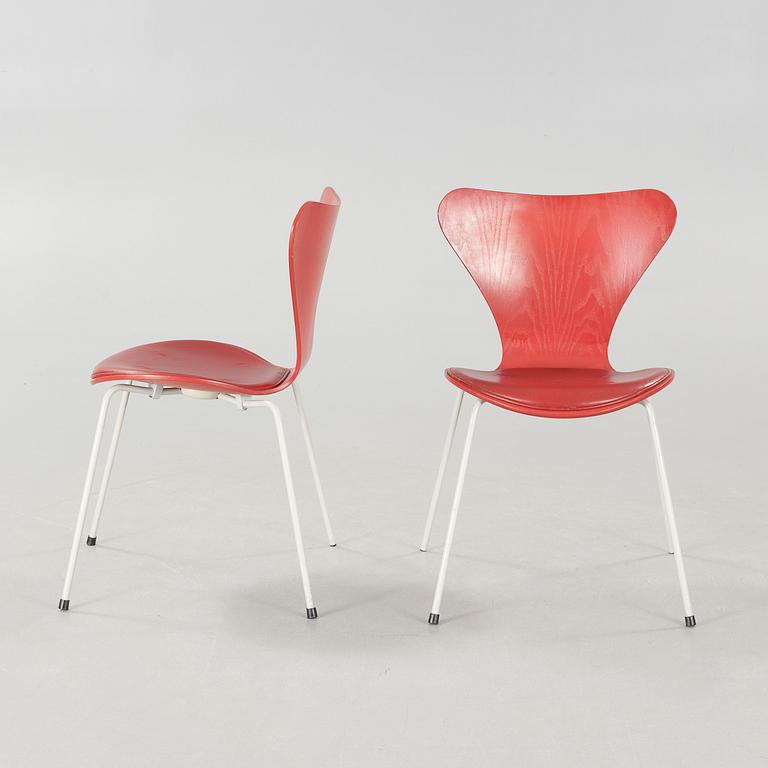 ARNE JACOBSEN, 8 stolar, "Sjuan", Fritz Hansen, 1995.