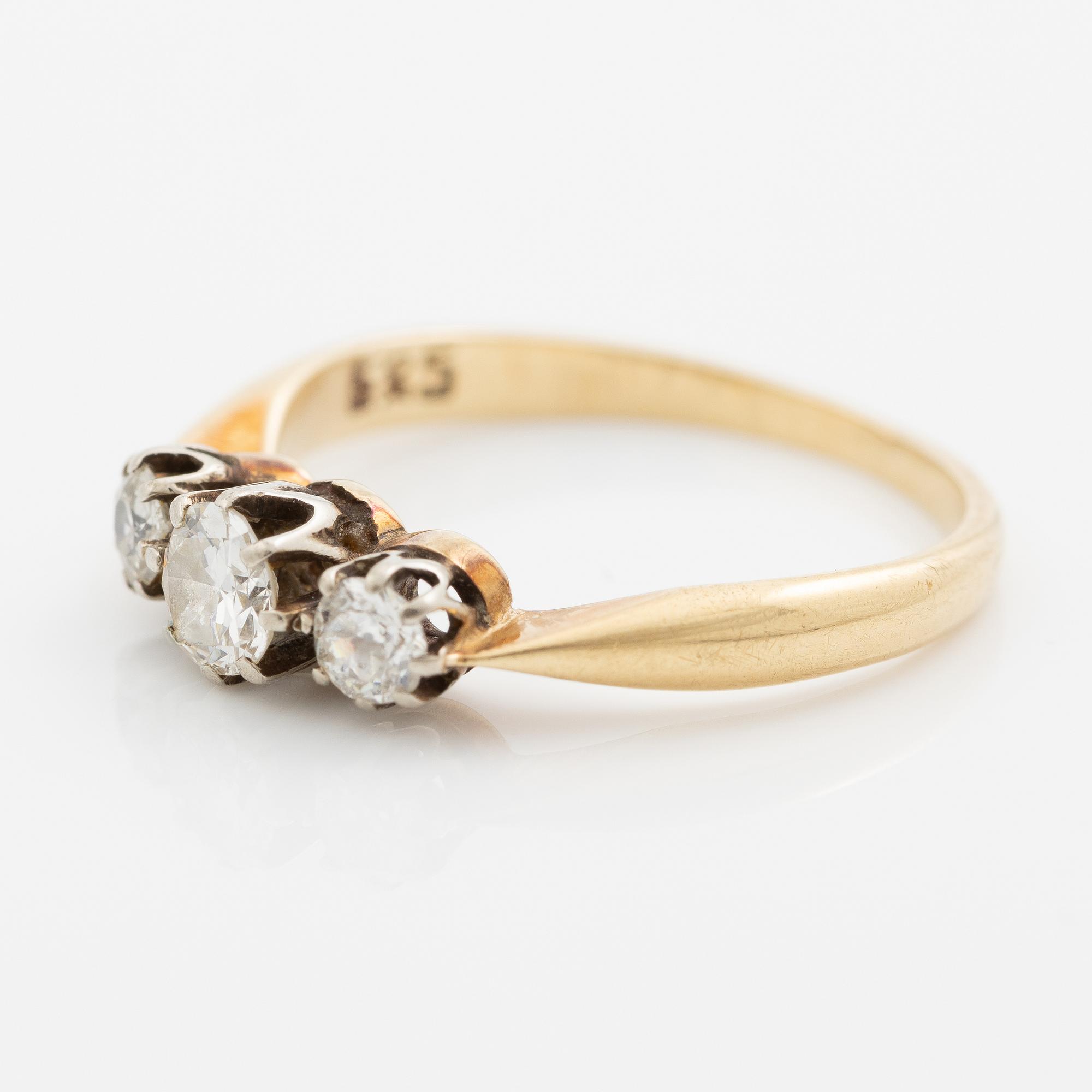 Ring 14K gold with brilliant-cut diamonds.