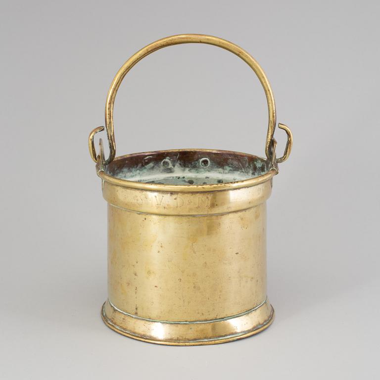 AN 18TH CENTURY BRASS BUCKET.