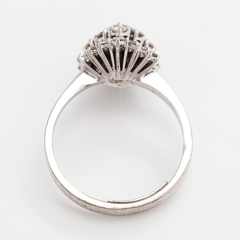 Ring, briljantslipade diamanter, platina.