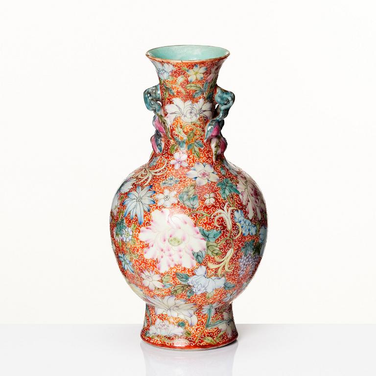 Vas, porslin. Kina, Republik, med Qianlongsmärke.