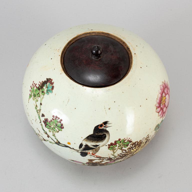 A famille rose porcelain jar, Qing dynasty, 19th century.