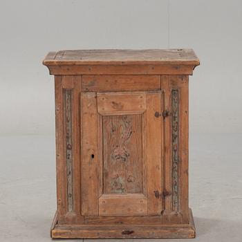 HÄNGSKÅP, allmoge. Bär datering 1780.