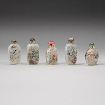 SNUSFLASKOR, fem stycken, insidesmålade glas. Kina, 1900-talets början.