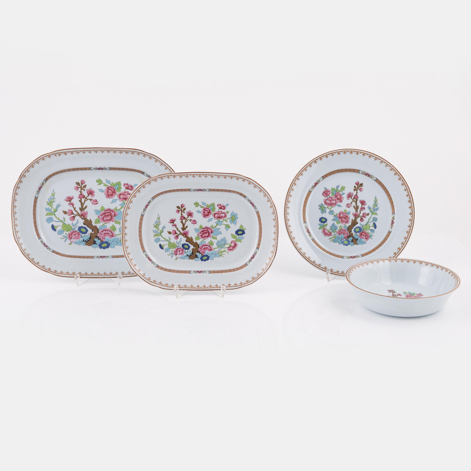 32 pieces of the 'Lotus' creamware dinner service from Rörstrand, Sweden.