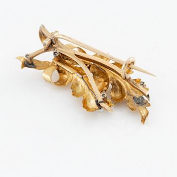 Två broscher 18K guld med pärlor och rosa stenar.