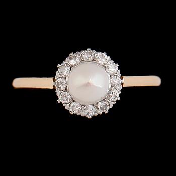 RING, 18 k guld, pärla och vita stenar, svenska stämplar 1929. Total vikt ca 2,5 g.