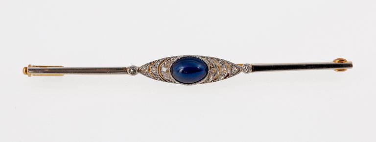BROSCH, 18k guld med cabochonslipad blå safir med rosenslipade diamanter, 1920-tal.